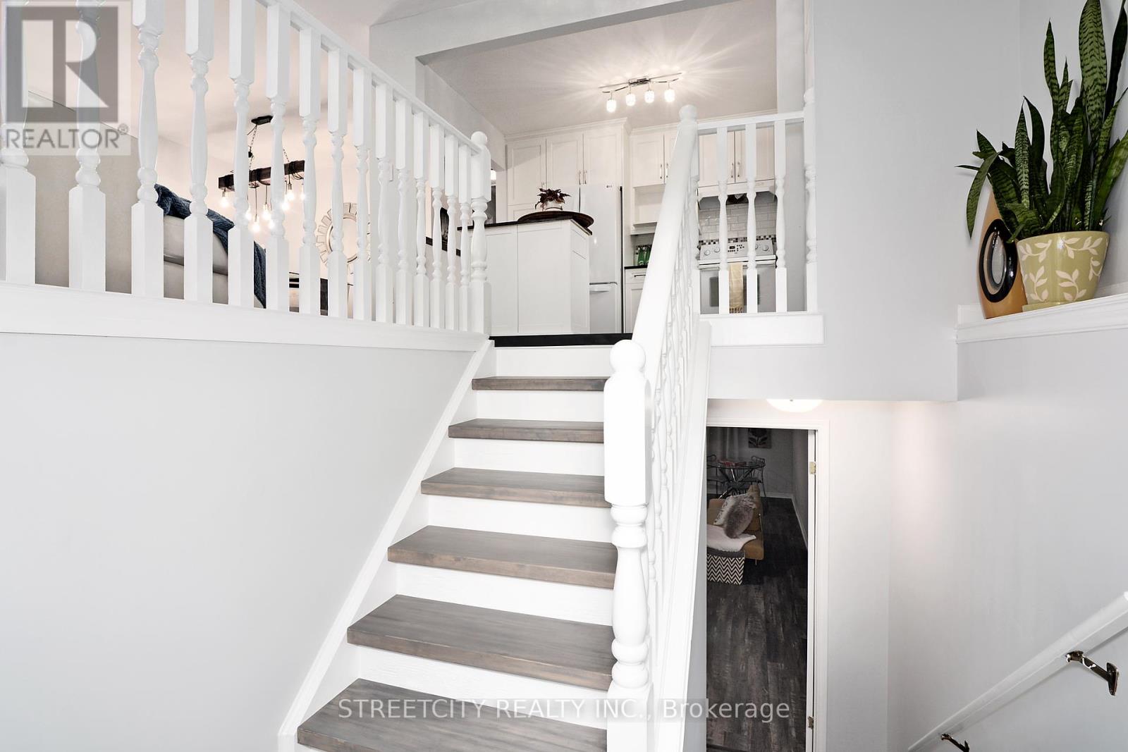 22 Erica Crescent S, London South, Ontario  N6E 3P4 - Photo 5 - X12320722