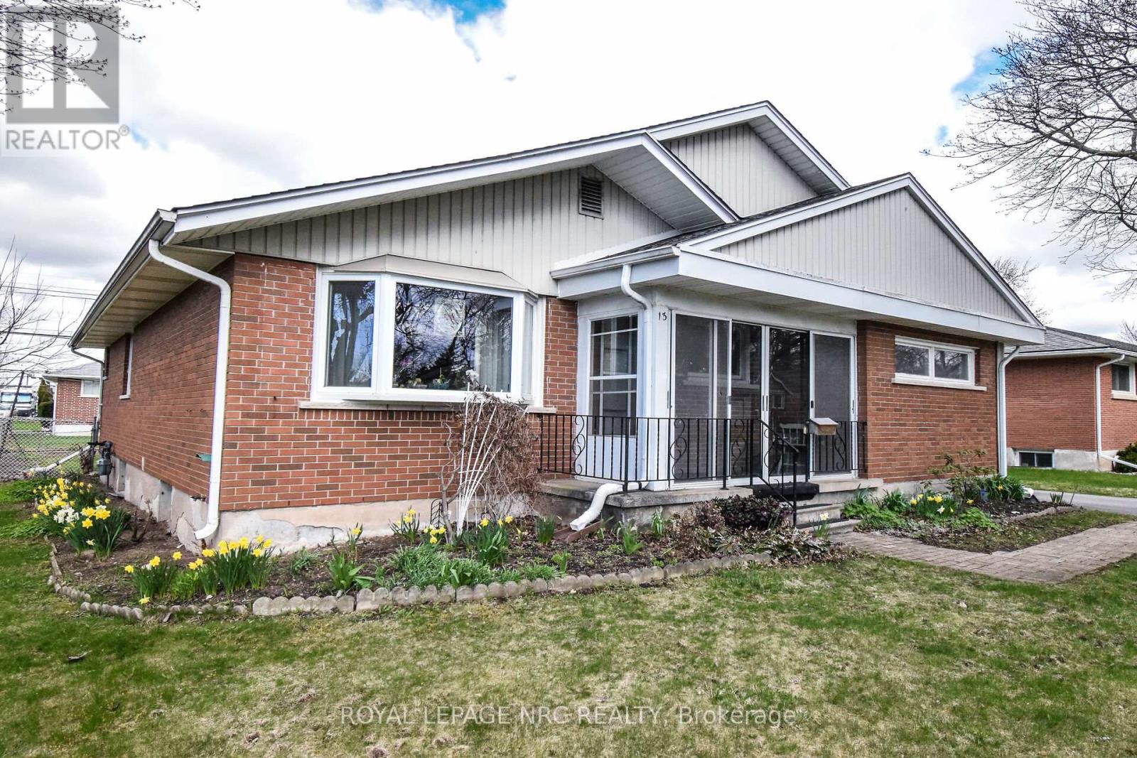 13 Westmount Crescent, Welland, Ontario  L3C 2S5 - Photo 2 - X12320765