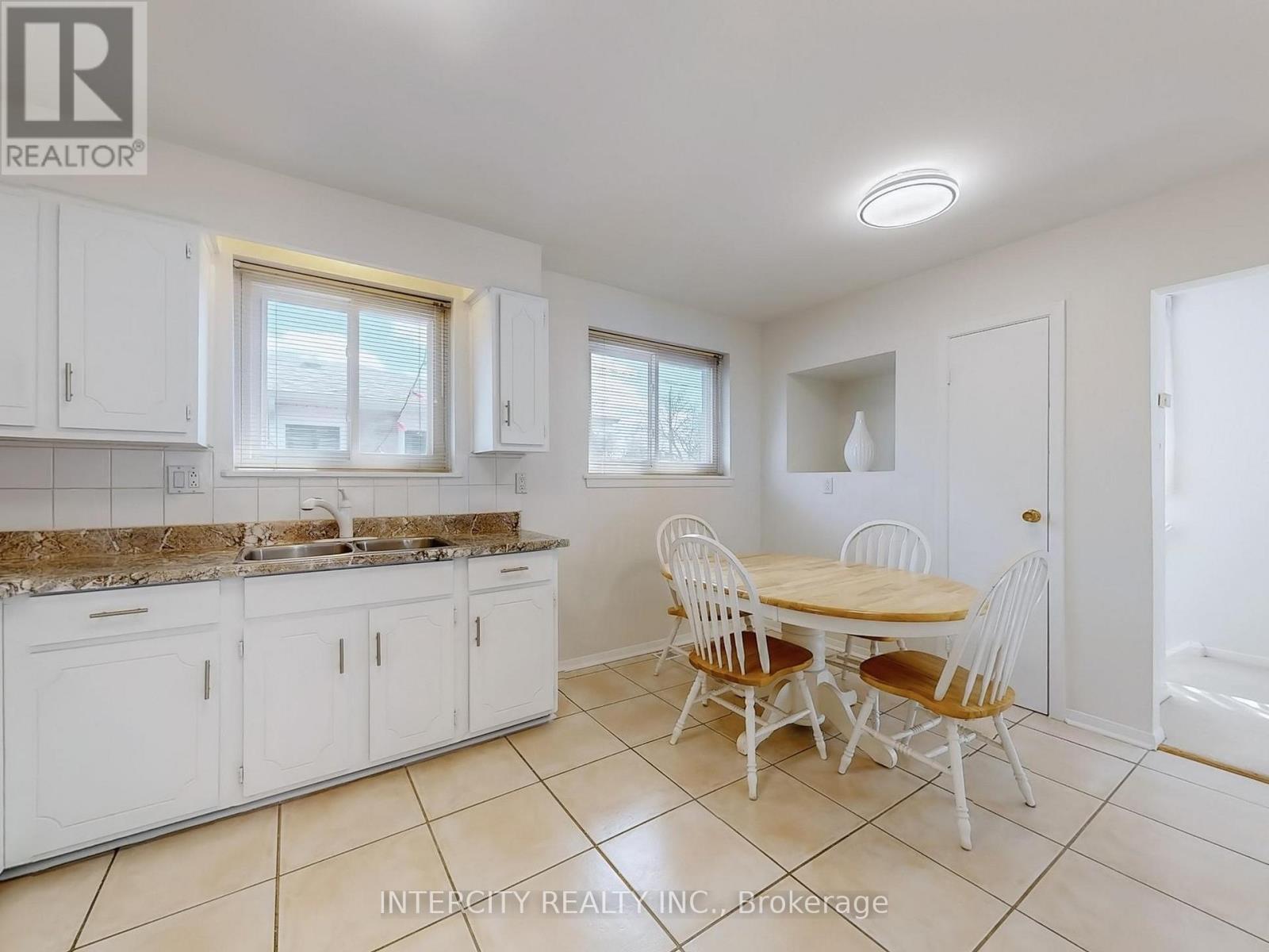 26 Donnalyn Drive, Toronto, Ontario  M2R 2R8 - Photo 15 - C12320667
