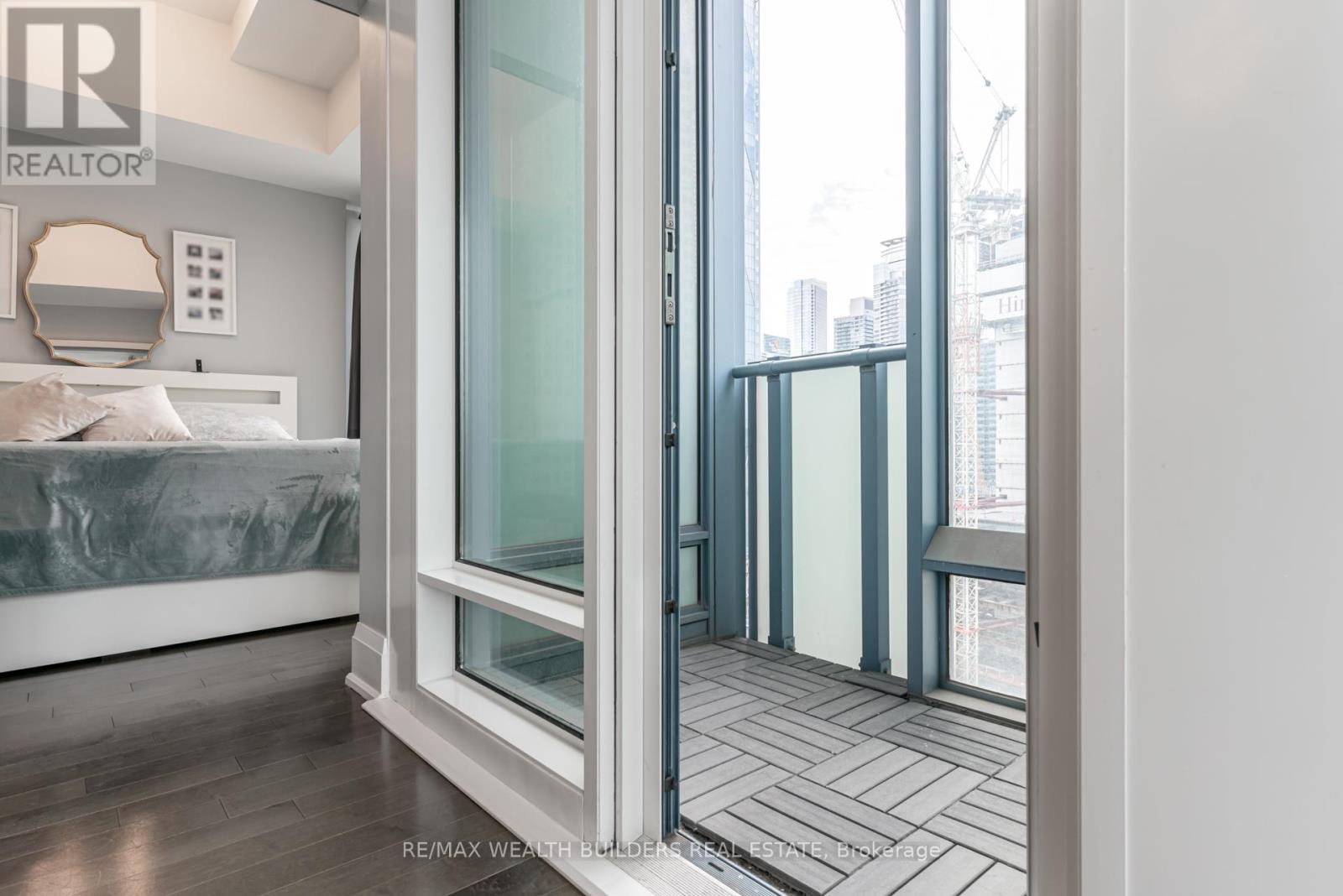 2105 - 8 The Esplanade, Toronto, Ontario M5E 0A6 - Photo 17 - C12320731