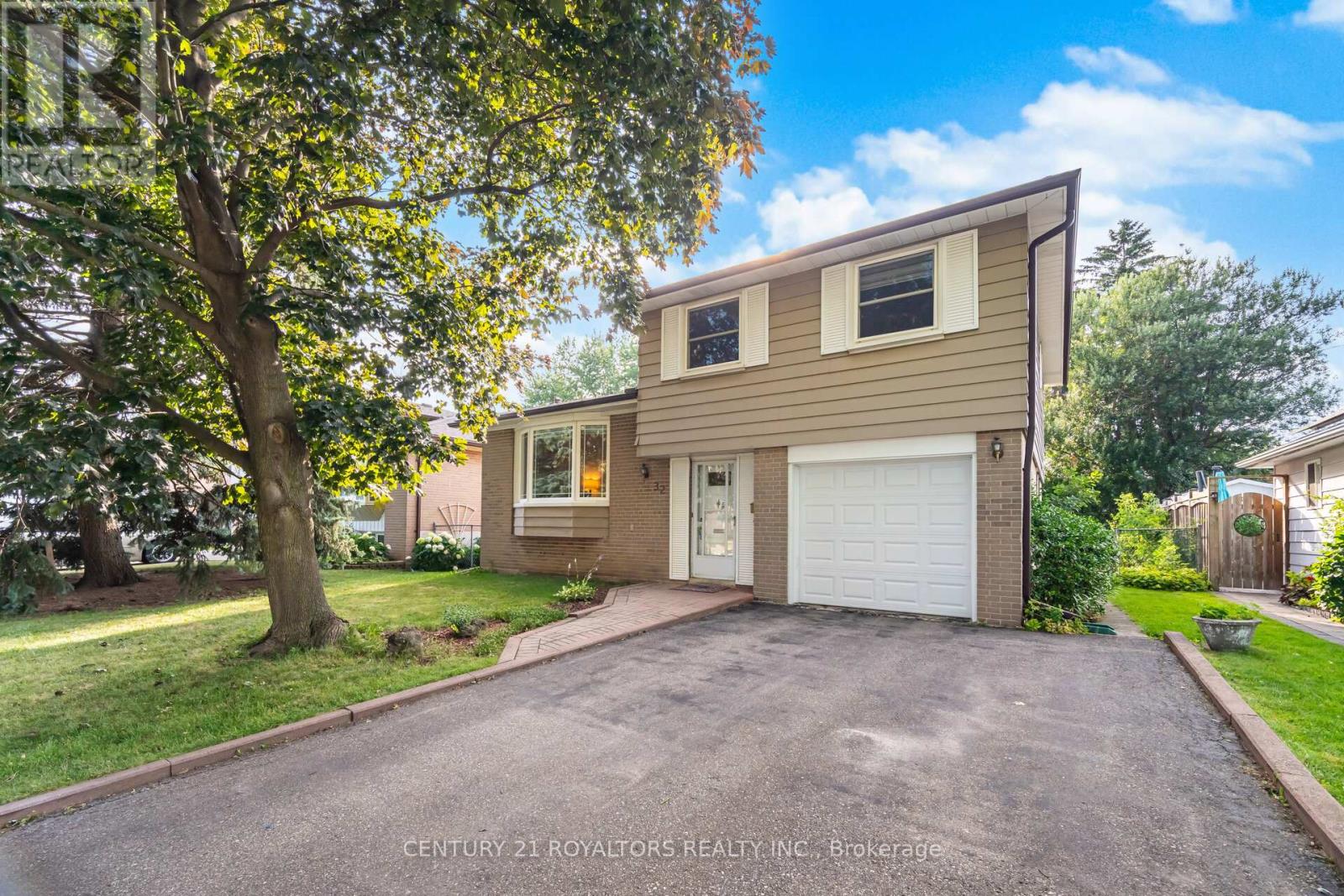 32 FARMINGTON DRIVE, Brampton, Ontario