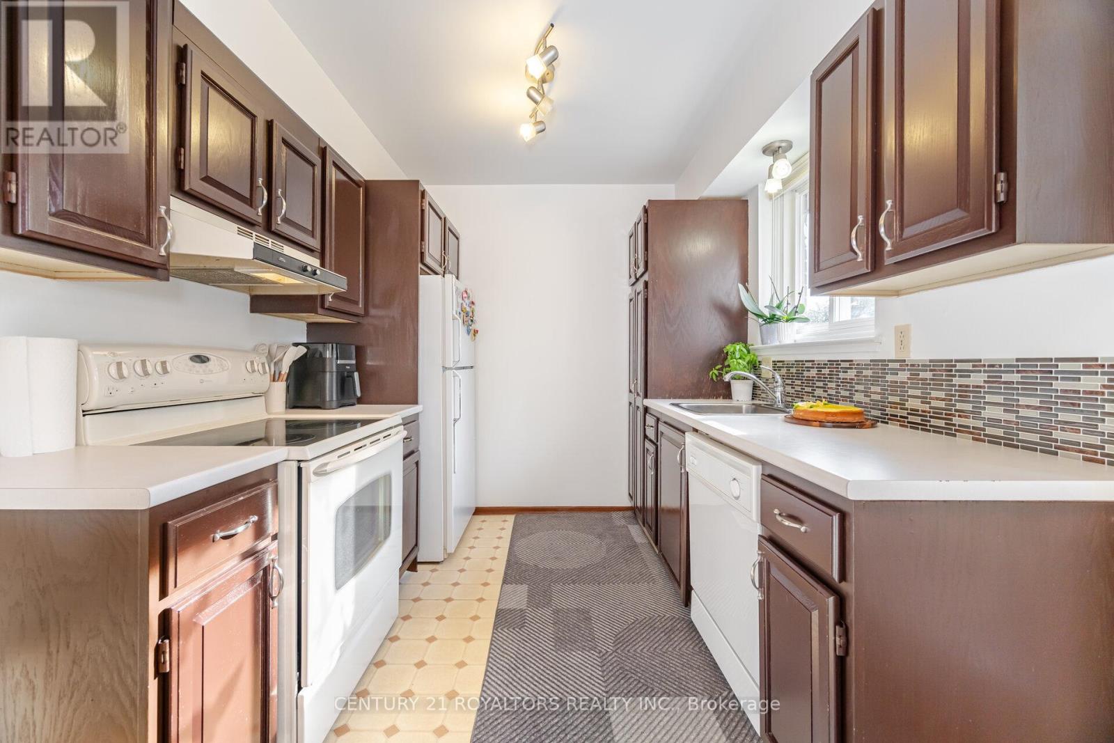 32 Farmington Drive, Brampton, Ontario  L6W 2V2 - Photo 14 - W12320666