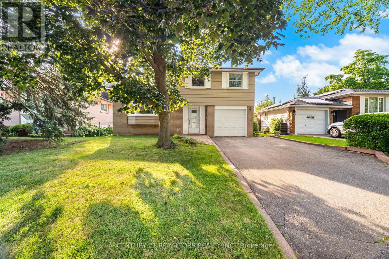 32 Farmington Drive, Brampton, Ontario  L6W 2V2 - Photo 2 - W12320666