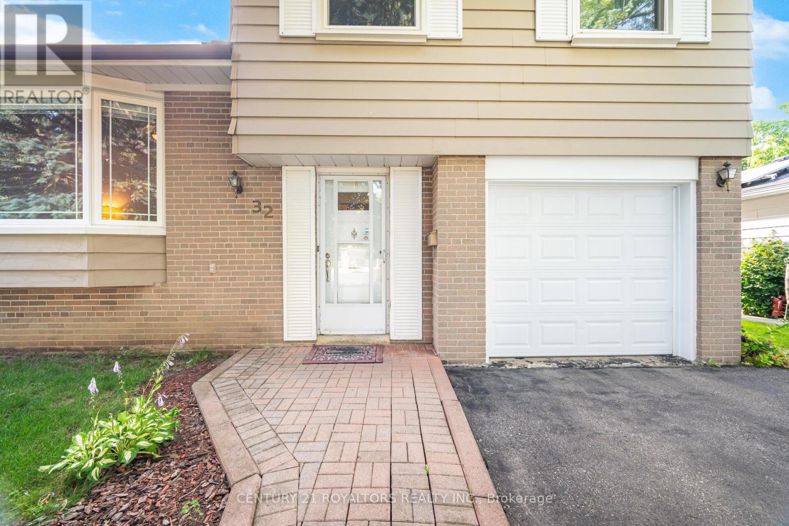 32 Farmington Drive, Brampton, Ontario  L6W 2V2 - Photo 3 - W12320666