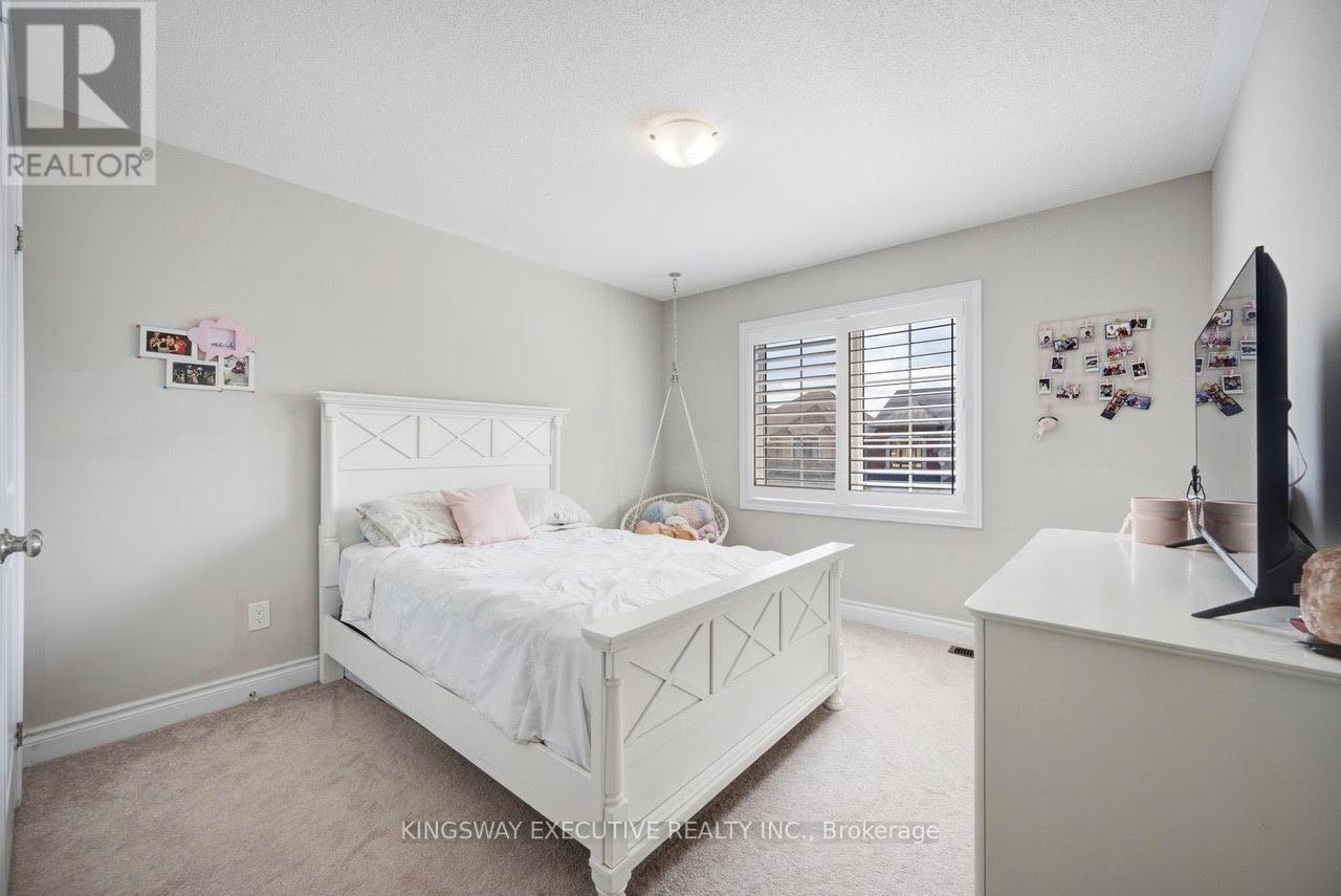 33 Ash Hill Avenue, Caledon, Ontario  L7C 4E8 - Photo 19 - W12320736