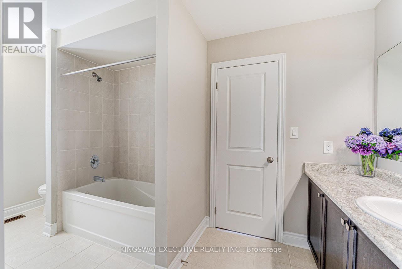33 Ash Hill Avenue, Caledon, Ontario  L7C 4E8 - Photo 21 - W12320736