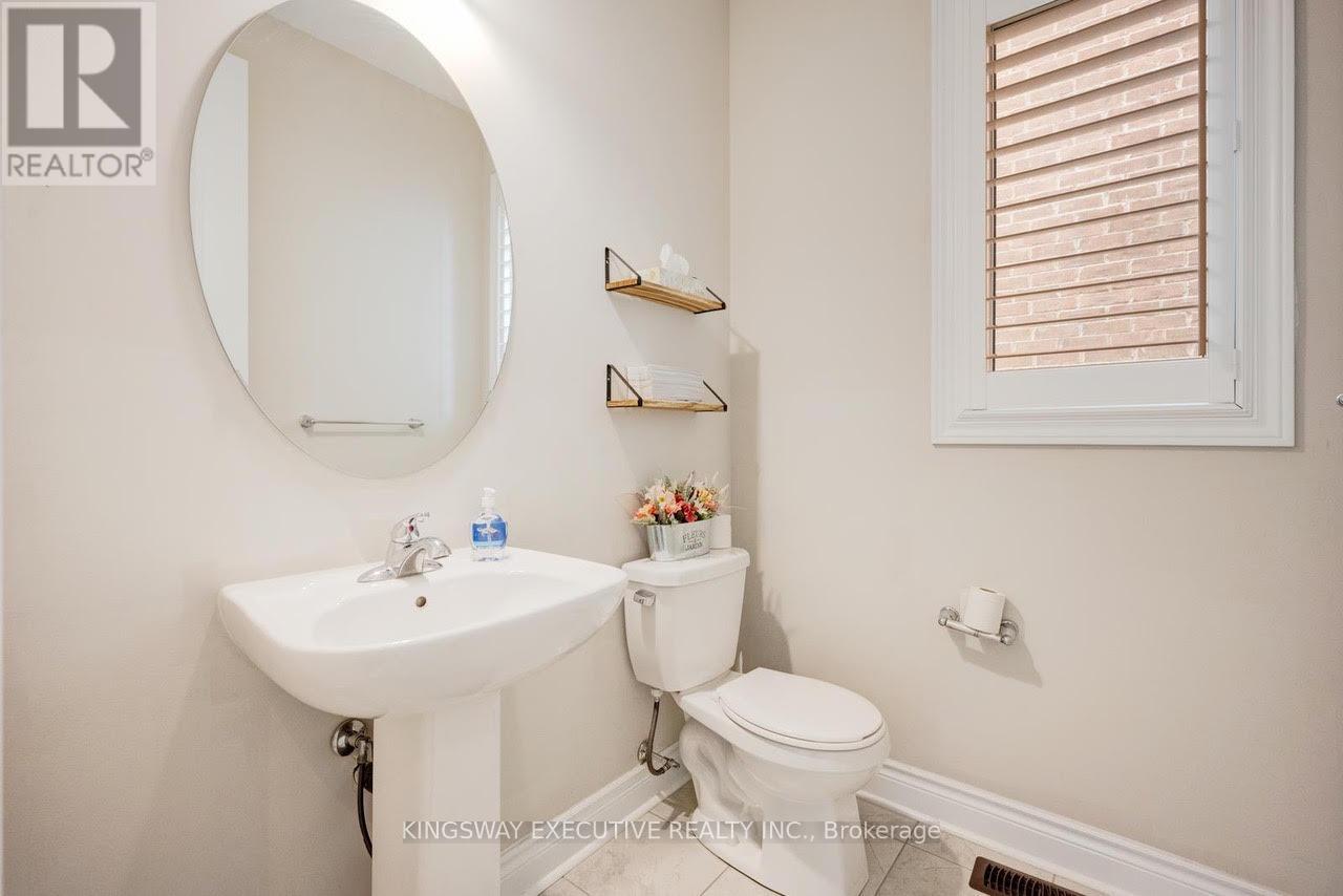 33 Ash Hill Avenue, Caledon, Ontario  L7C 4E8 - Photo 6 - W12320736