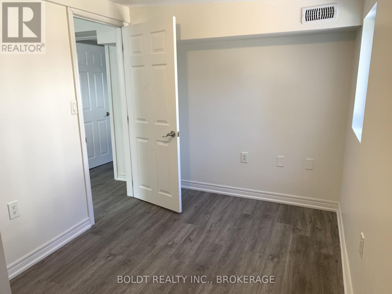 114 Lake Street, St. Catharines, Ontario  L2R 5X8 - Photo 12 - X12320804