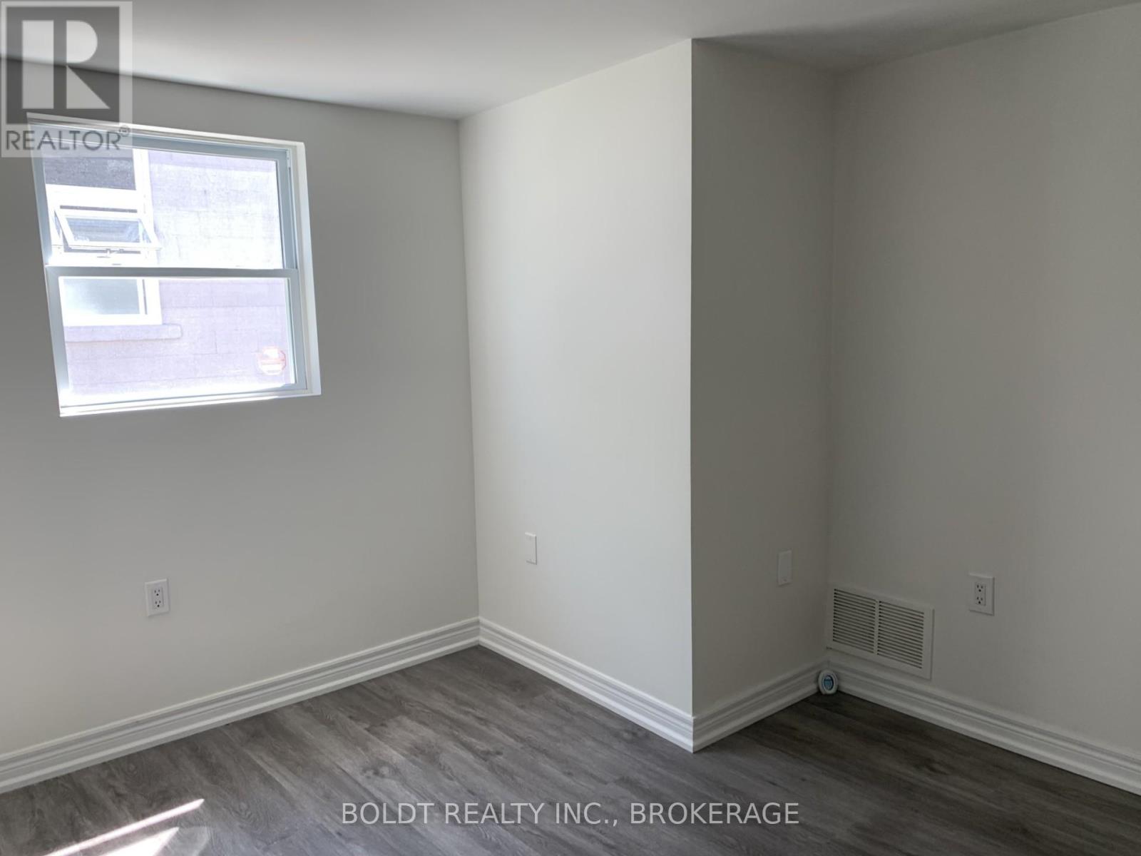114 Lake Street, St. Catharines, Ontario  L2R 5X8 - Photo 8 - X12320804