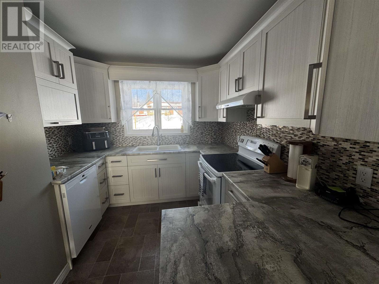 82 Neesomadina Ave, Hornepayne, Ontario  P0M 1Z0 - Photo 5 - SM250793