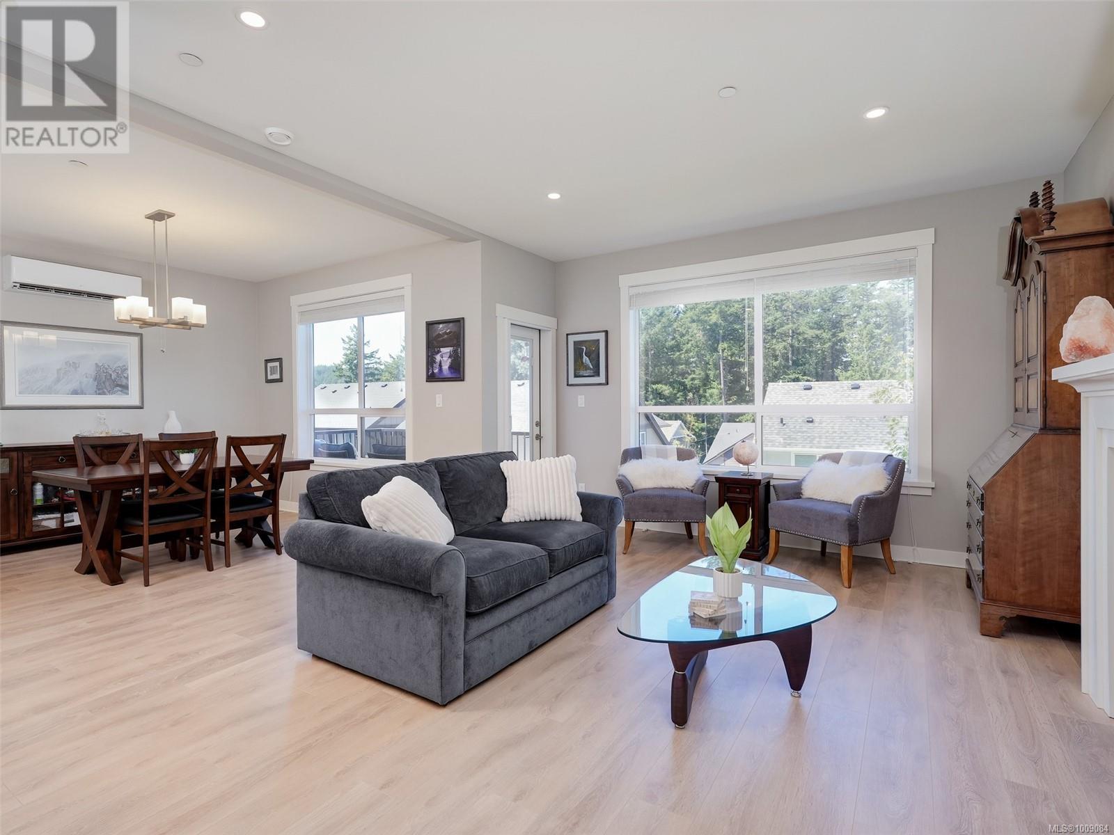Property at 1160 Smokehouse Cres E image 2
