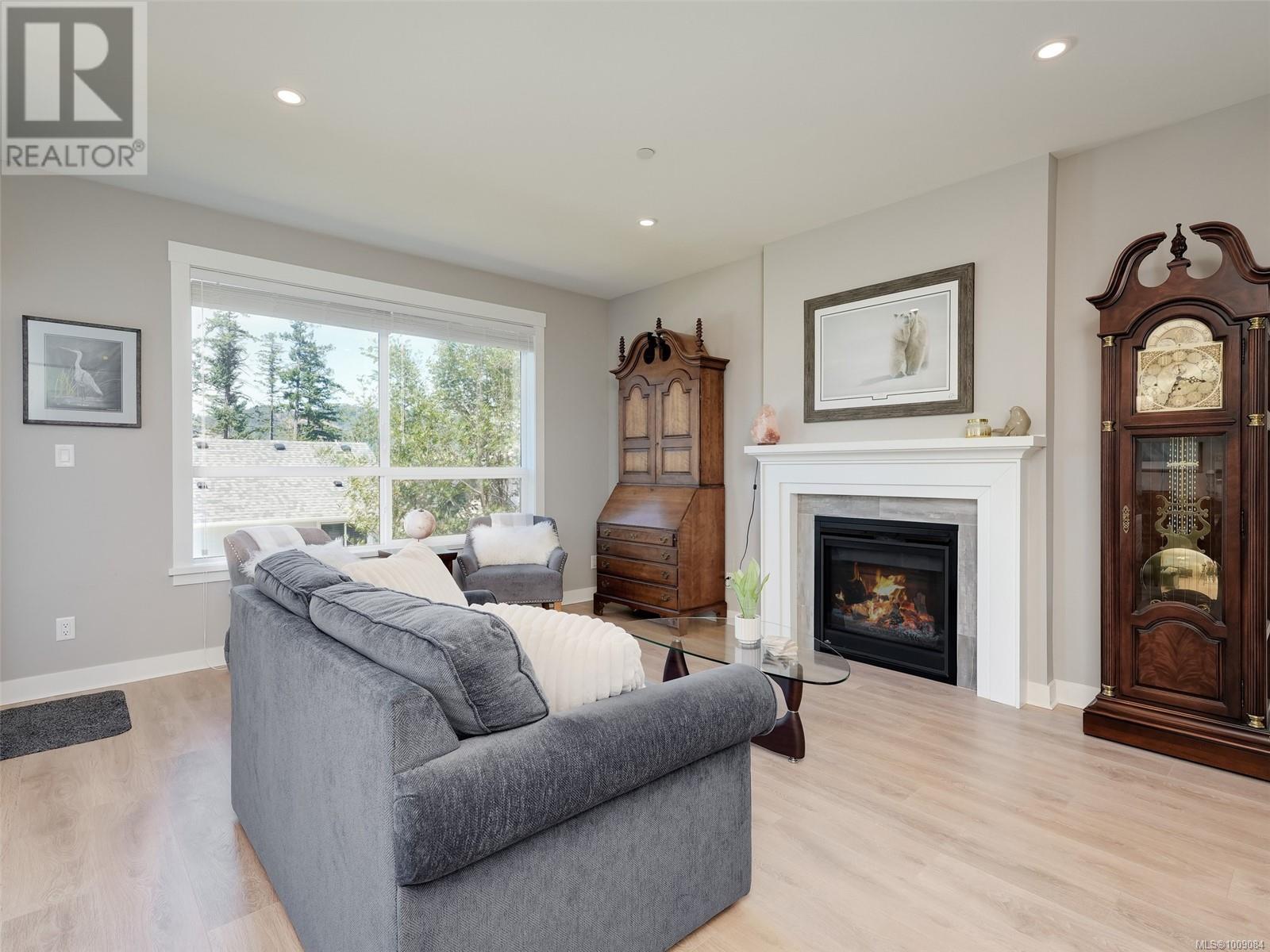 Property at 1160 Smokehouse Cres E image 3