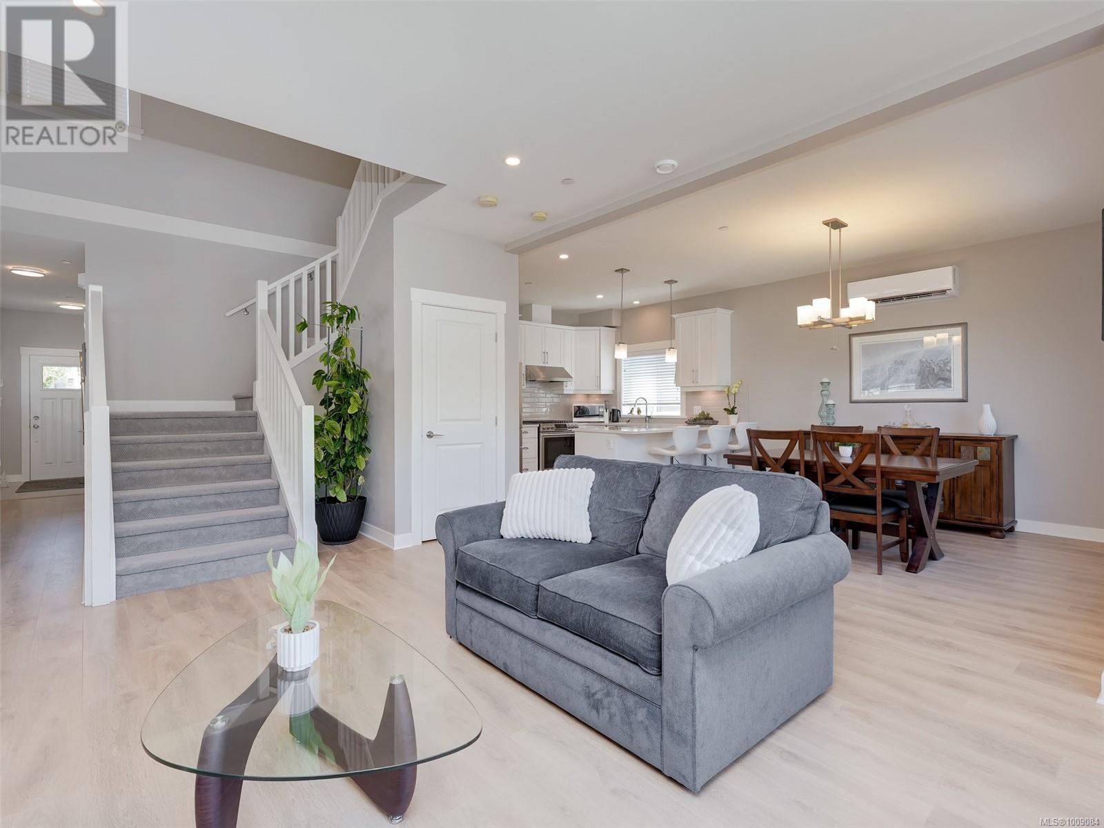 Property at 1160 Smokehouse Cres E image 4