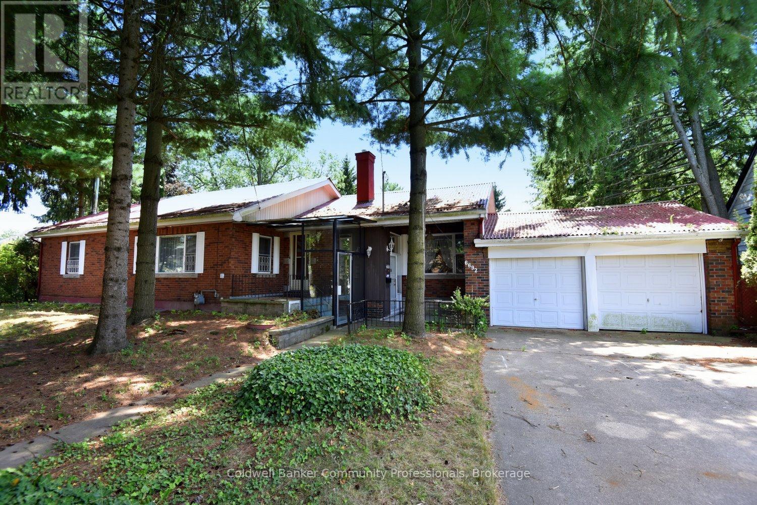 6692 BARKER STREET, Niagara Falls, Ontario