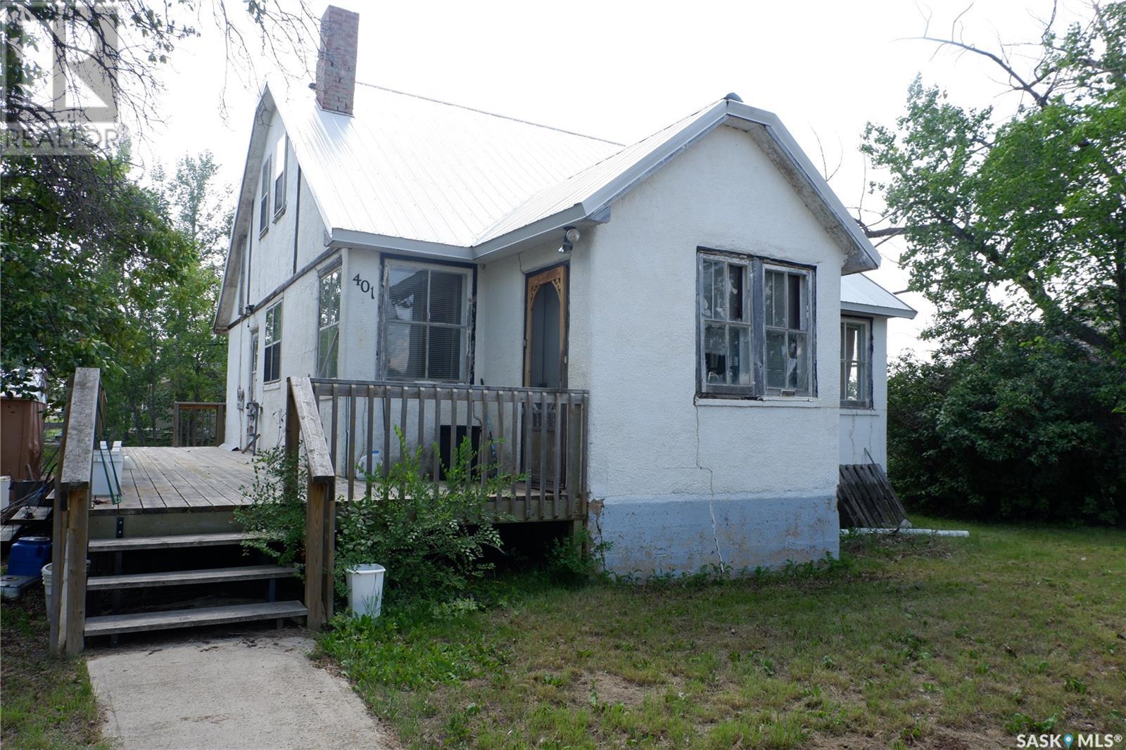 401 6th Avenue W, Assiniboia, Saskatchewan  S0H 0B0 - Photo 2 - SK014349