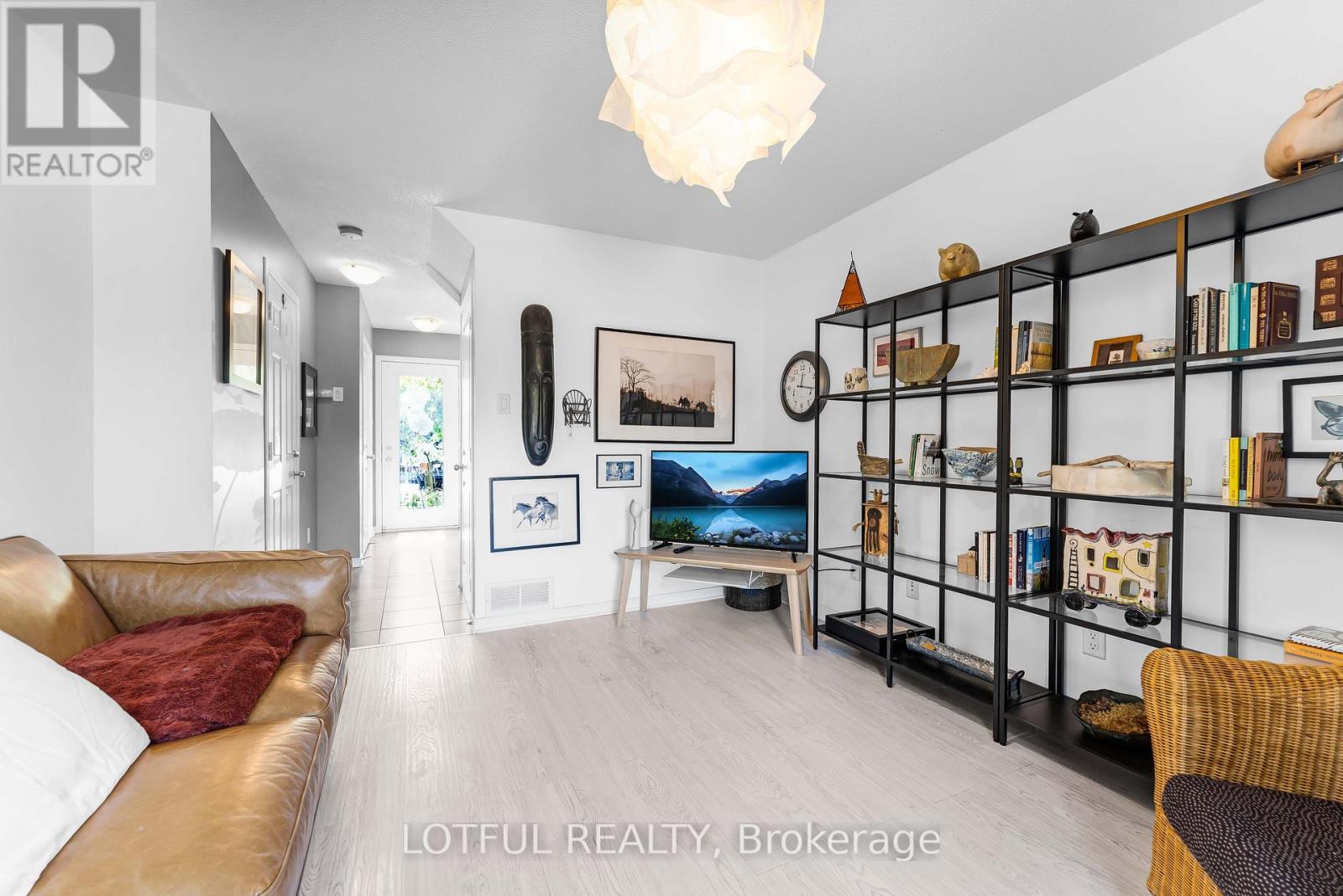 Property at 515 BURLEIGH PRIVATE image 4