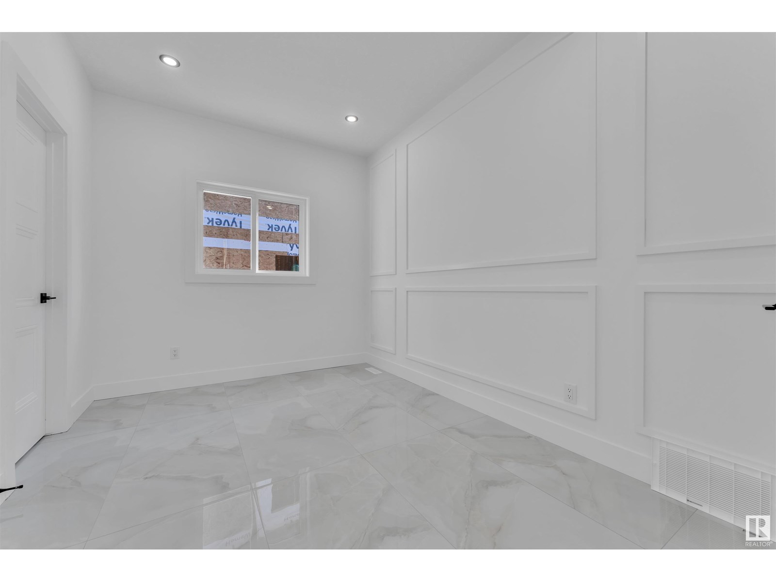 Property at 4008 40 ST image 4