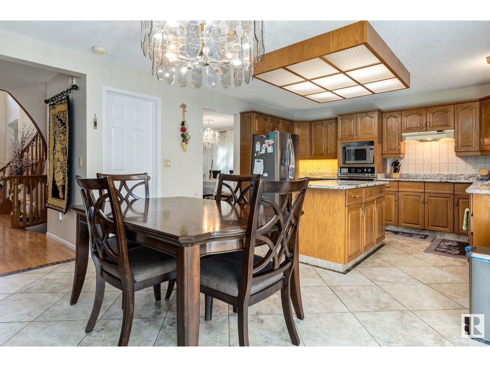 Property at 470 ROONEY CR NW image 2