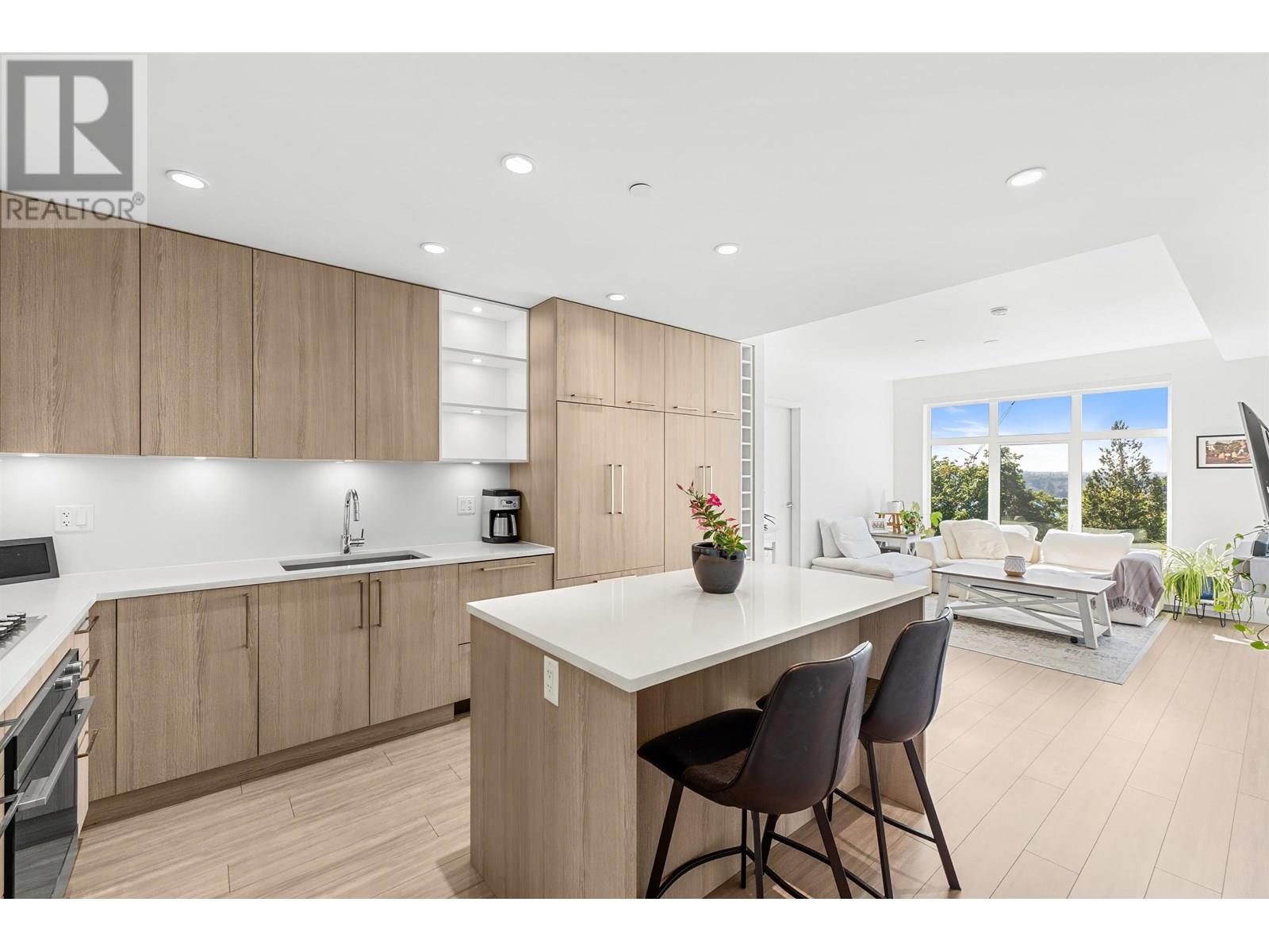 407 733 E 3RD STREET, North Vancouver, British Columbia