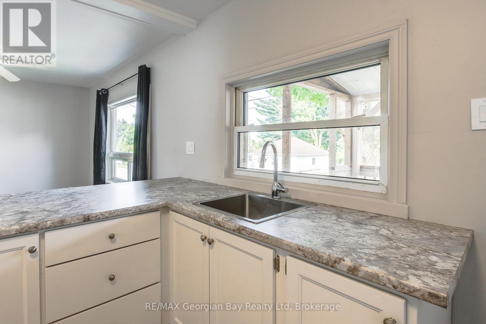 16 Edward Street, Penetanguishene, Ontario  L9M 1L1 - Photo 8 - S12321158