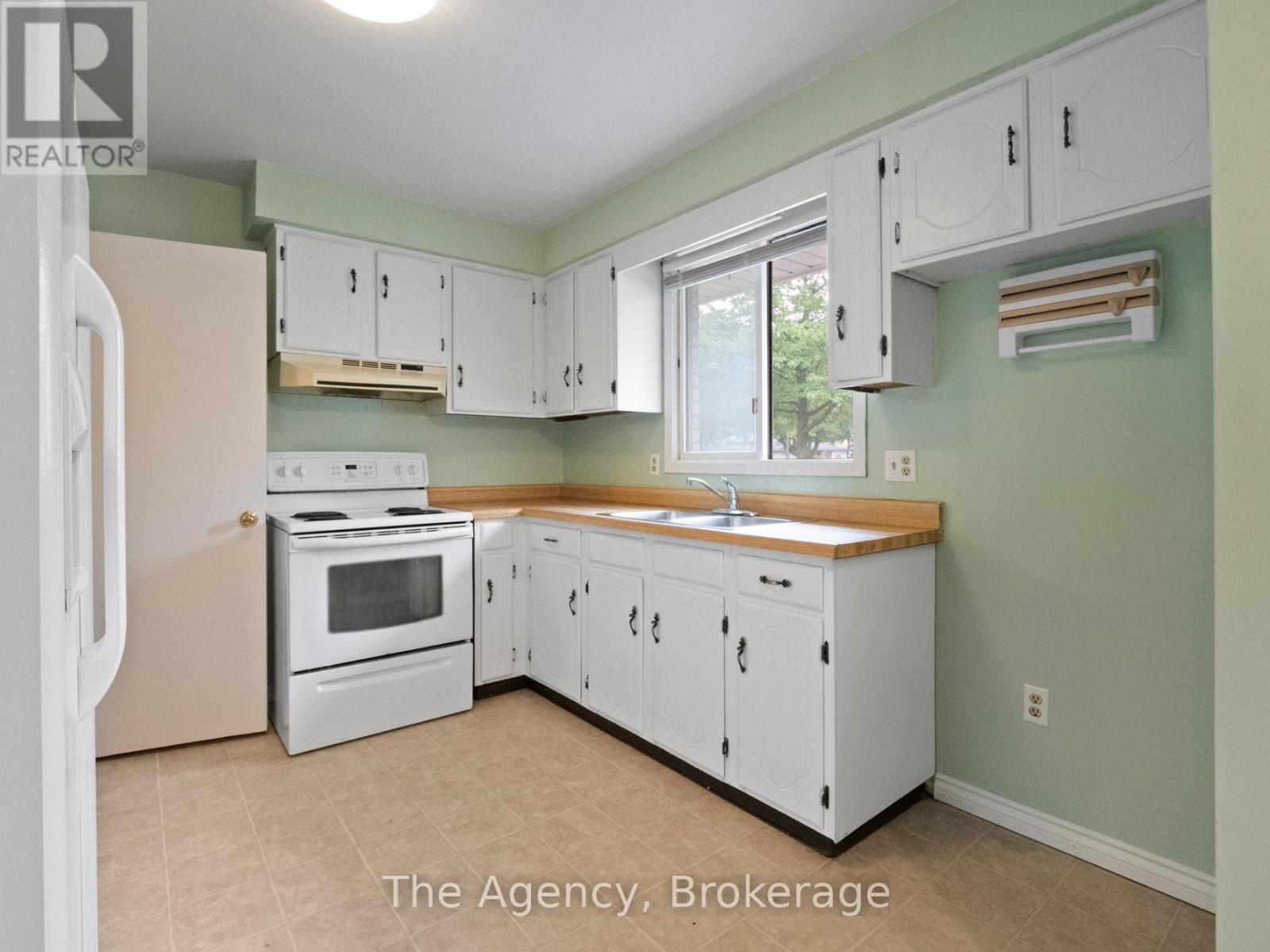 Property at 6041 CADHAM STREET image 3