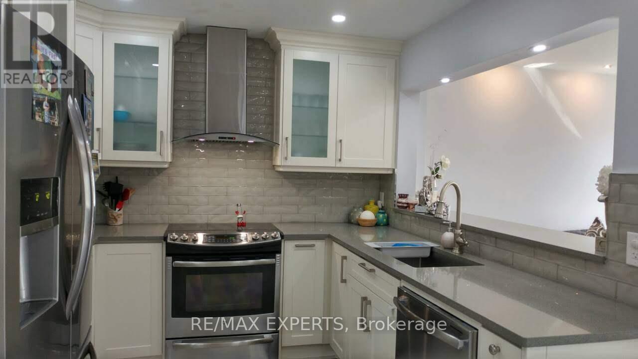 43 Eastview Gate, Brampton, Ontario  L6P 1M6 - Photo 3 - W12321152