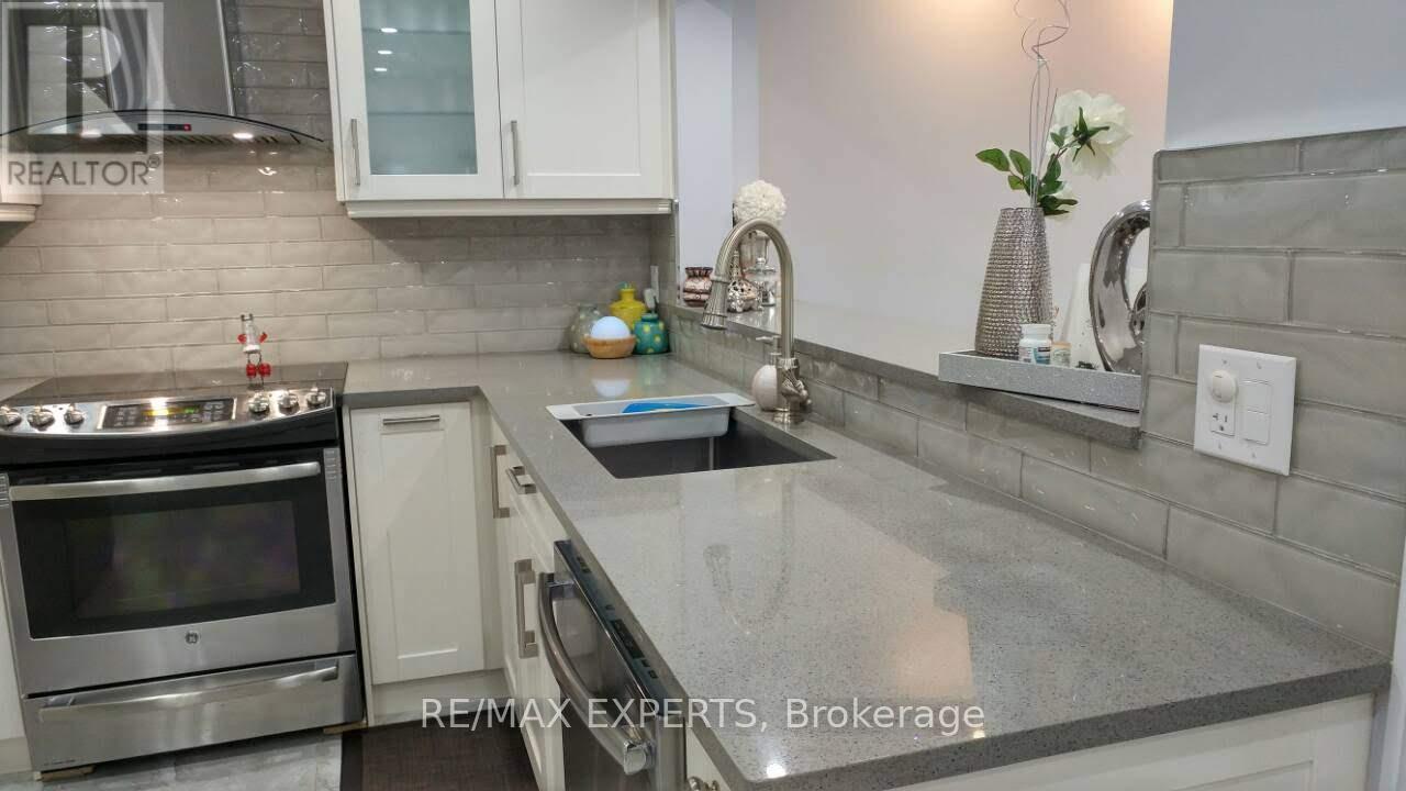 43 Eastview Gate, Brampton, Ontario  L6P 1M6 - Photo 4 - W12321152