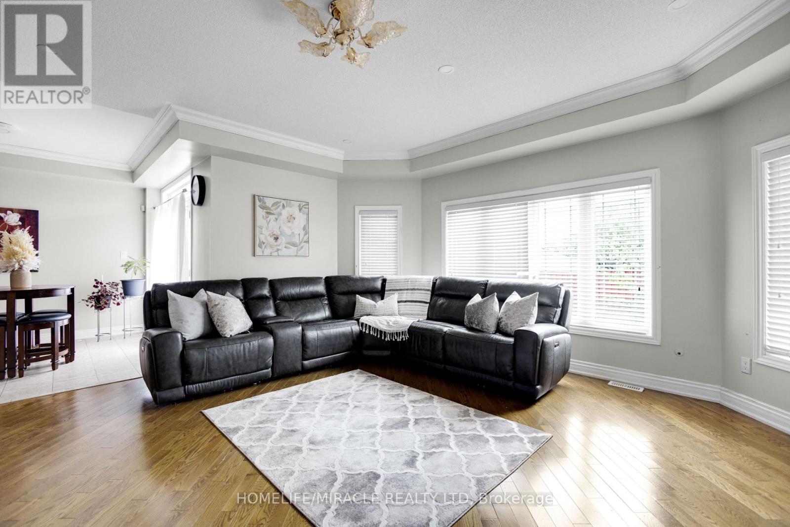 628 Twain Avenue, Mississauga, Ontario  L5W 0A3 - Photo 12 - W12318748