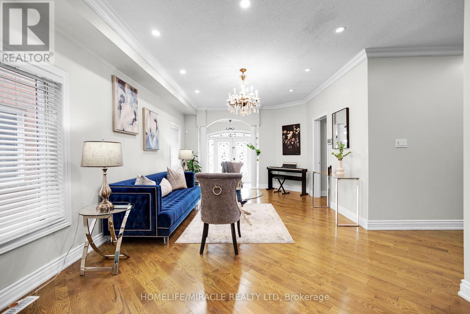 628 Twain Avenue, Mississauga, Ontario  L5W 0A3 - Photo 6 - W12318748