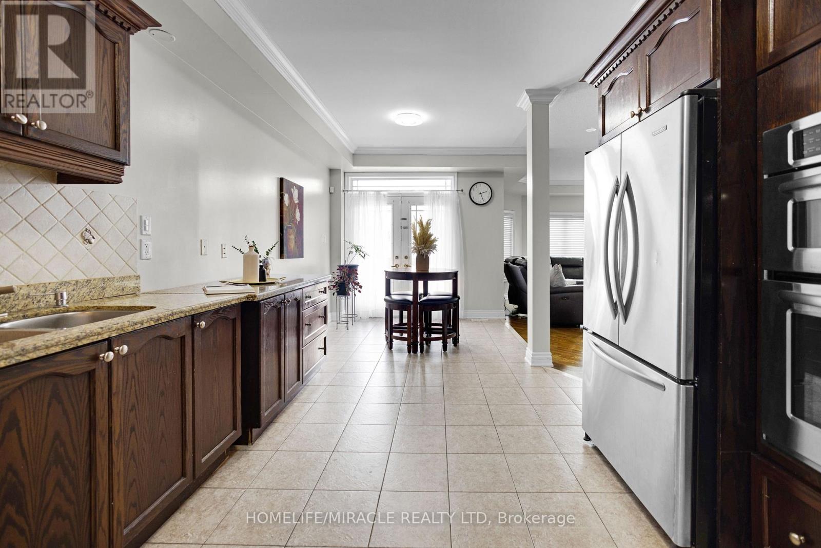 628 Twain Avenue, Mississauga, Ontario  L5W 0A3 - Photo 17 - W12318748