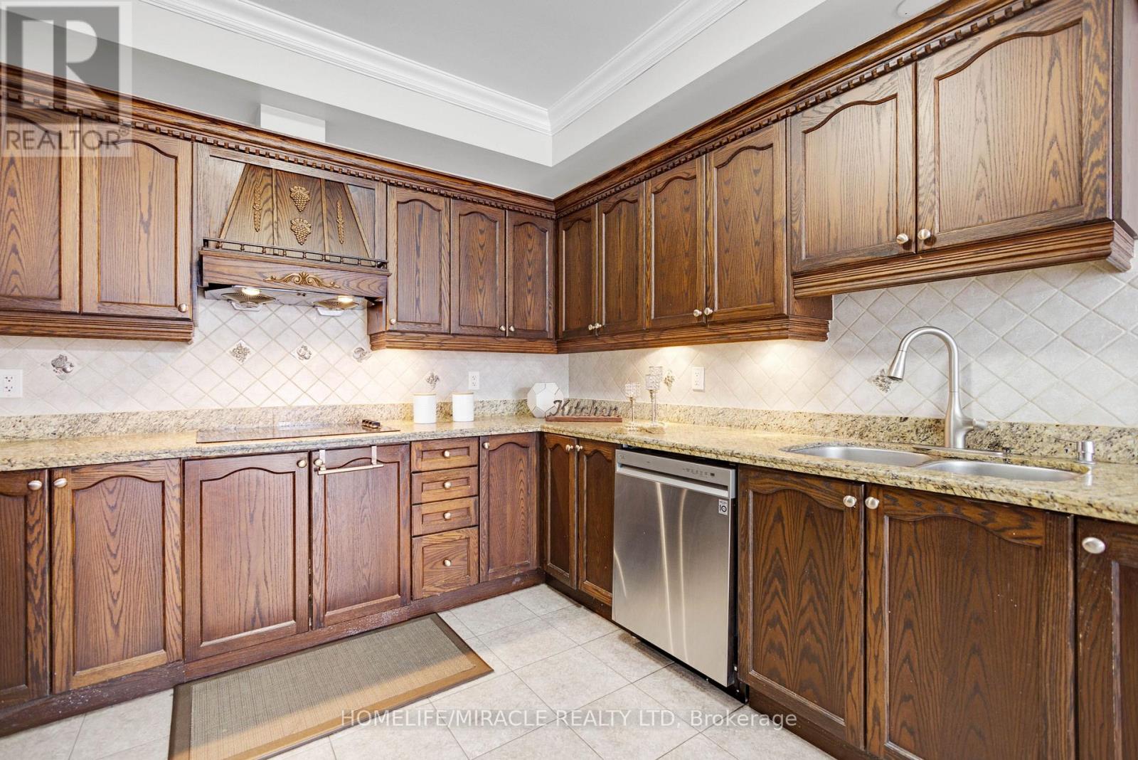 628 Twain Avenue, Mississauga, Ontario  L5W 0A3 - Photo 14 - W12318748