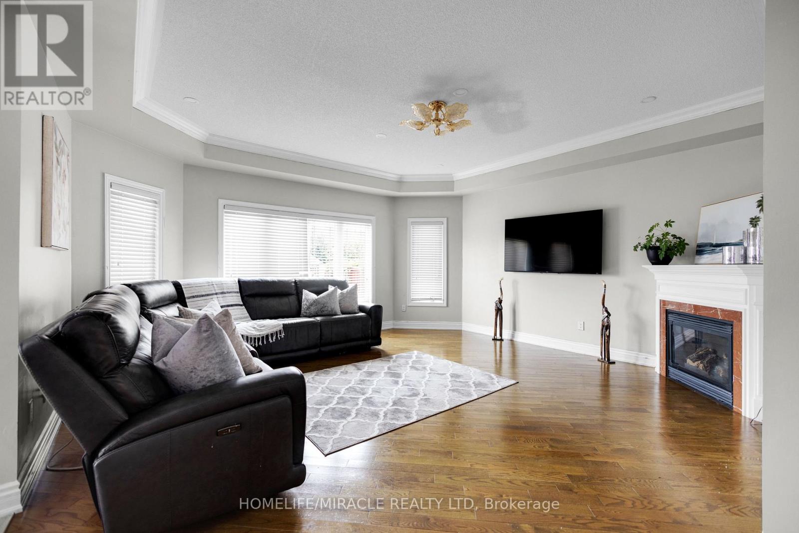 628 Twain Avenue, Mississauga, Ontario  L5W 0A3 - Photo 11 - W12318748