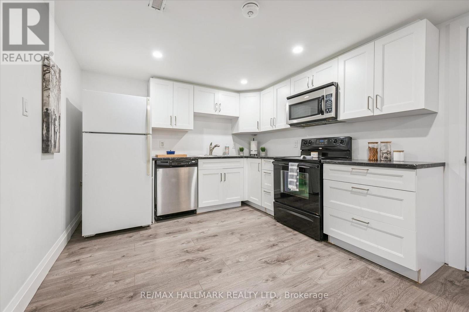 32 Warwick Court, Kitchener, Ontario  N2E 2P1 - Photo 27 - X12321190