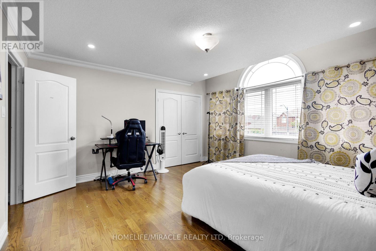 628 Twain Avenue, Mississauga, Ontario  L5W 0A3 - Photo 33 - W12318748