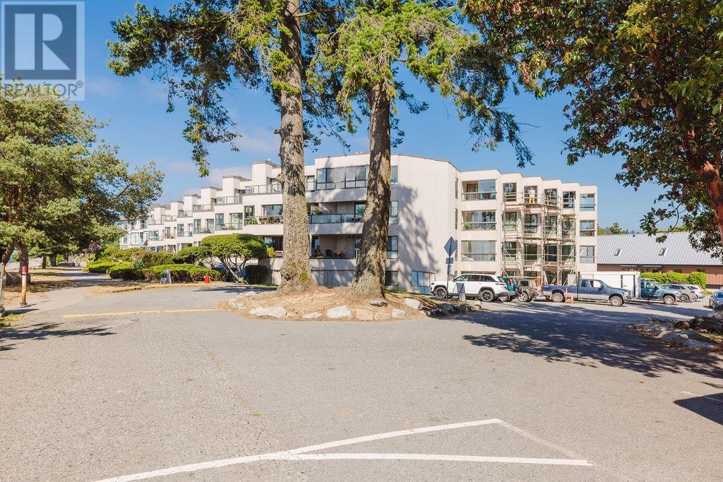 301 5477 WHARF AVENUE, Sechelt, British Columbia
