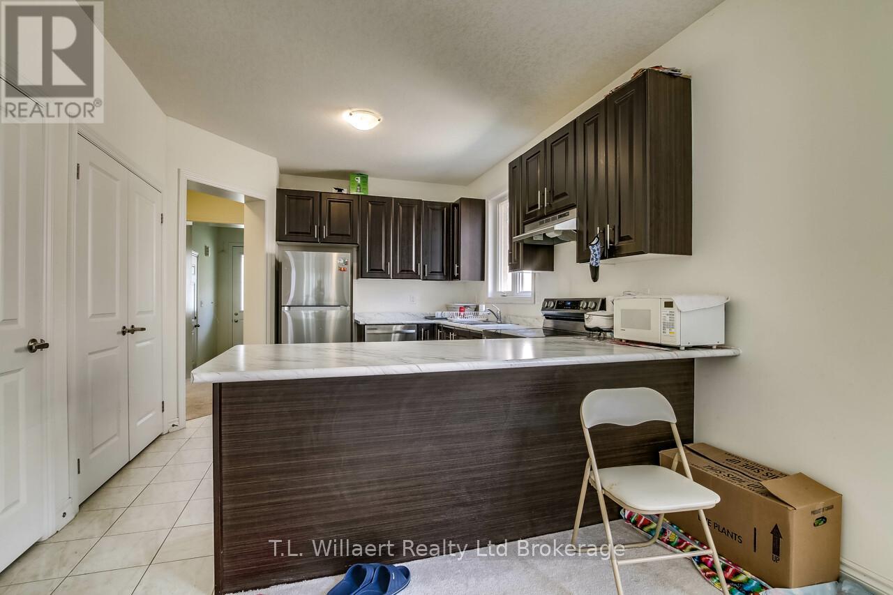 15 Harwood Street, Tillsonburg, Ontario  N4J 0J7 - Photo 4 - X12291669
