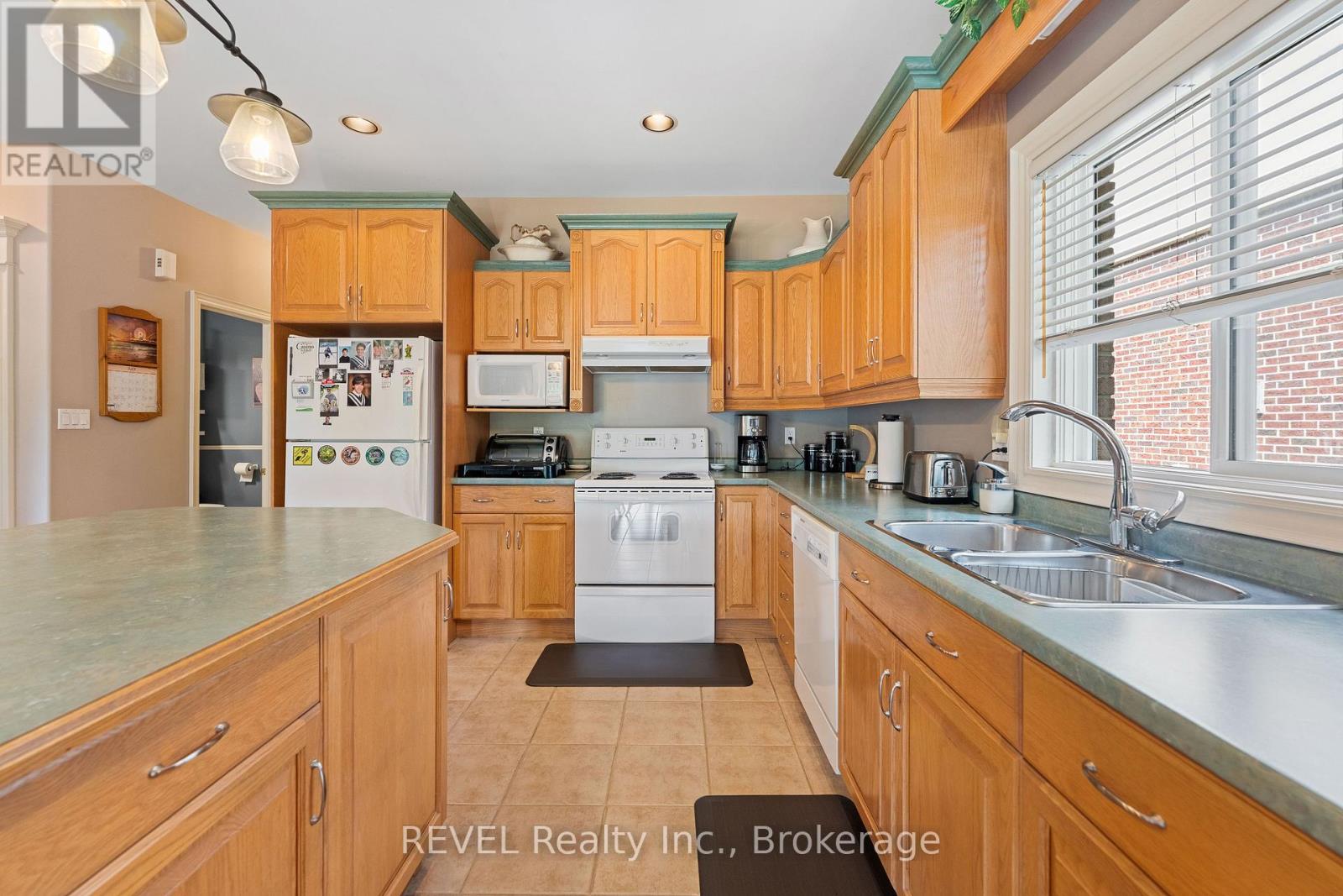 5 Beechwood Crescent, Pelham, Ontario  L0S 1E7 - Photo 16 - X12321328
