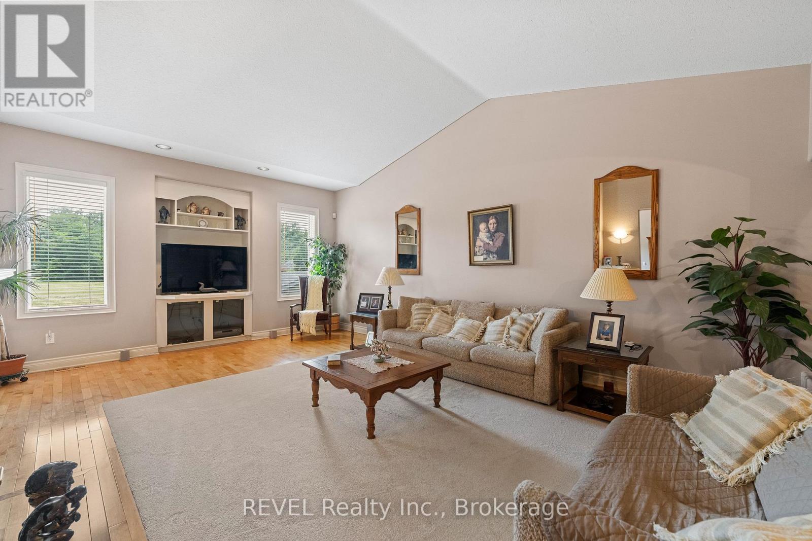 5 Beechwood Crescent, Pelham, Ontario  L0S 1E7 - Photo 8 - X12321328