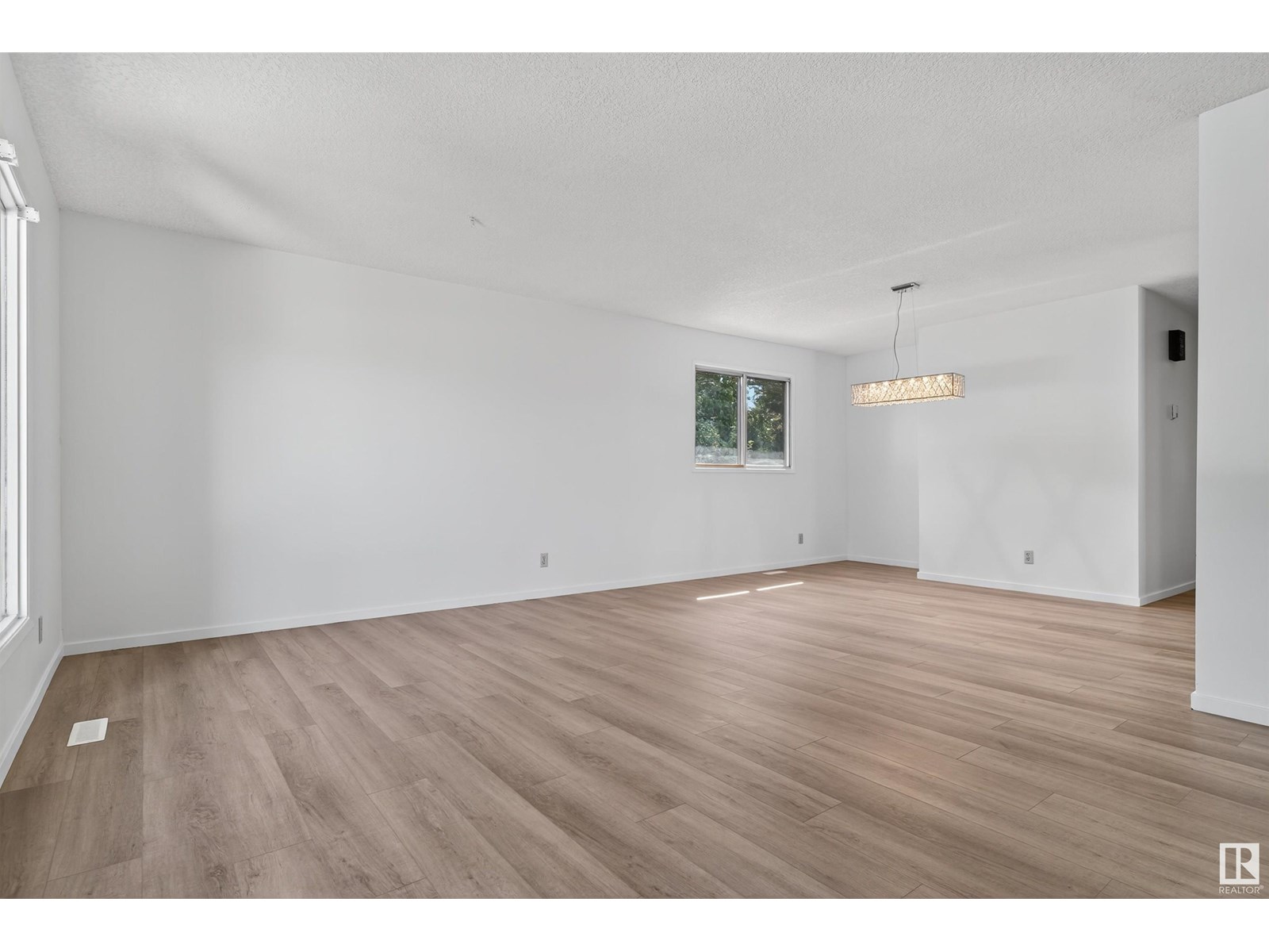 Property at 8603 33 AV NW image 4