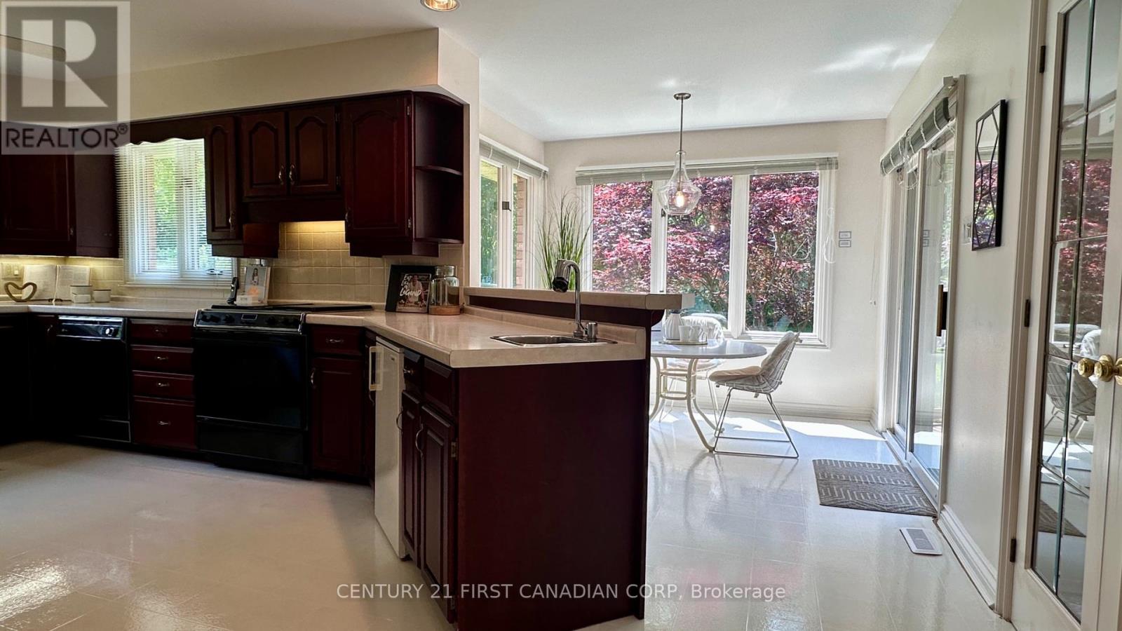 212 Timber Drive, London South, Ontario  N6K 4B6 - Photo 7 - X12321359