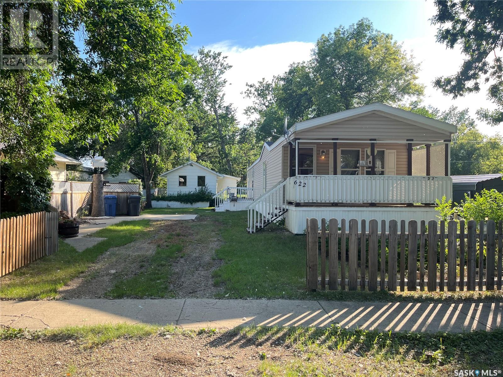 622 Bertrand Avenue, Radville, Saskatchewan  S0C 2G0 - Photo 1 - SK014310