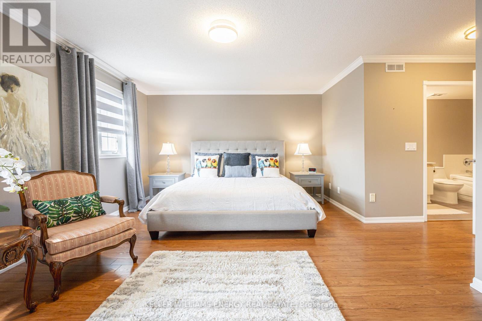 Property at 809 - 1400 THE ESPLANADE N image 2
