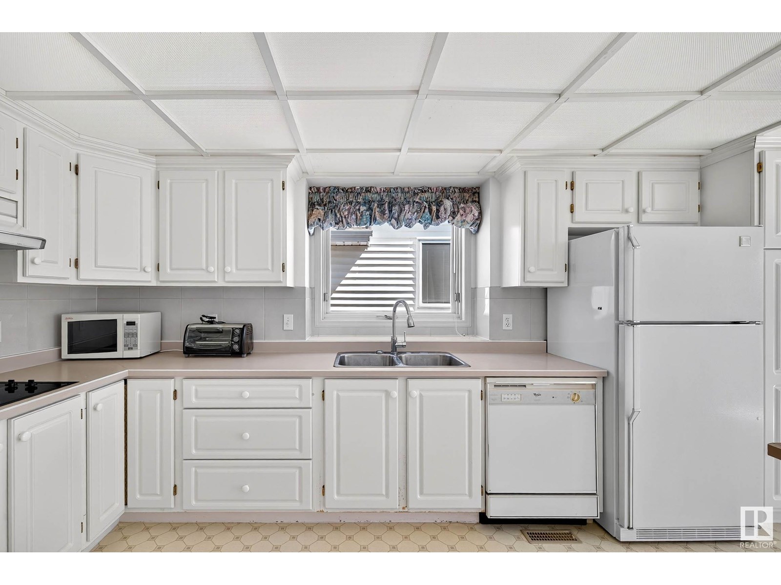 Property at 10307 175 AV NW image 4