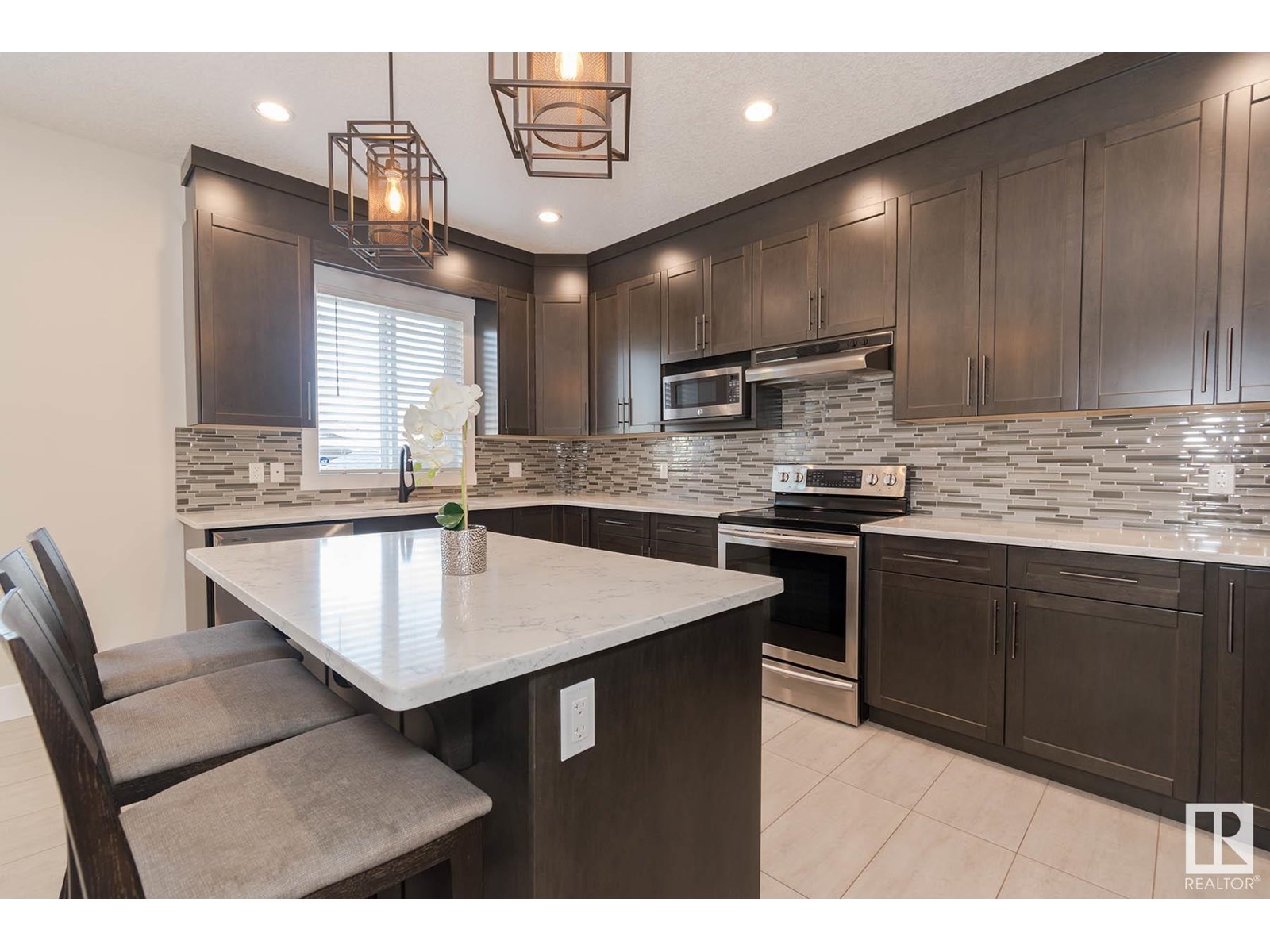 Property at 9040 92 ST NW image 3