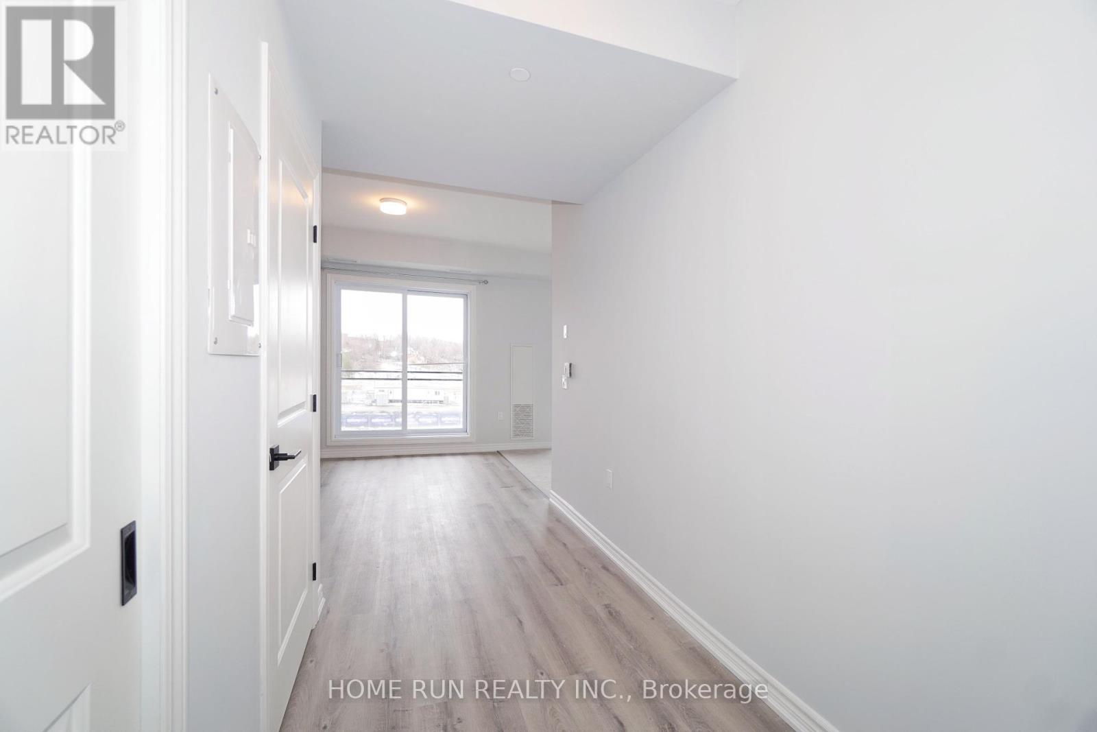 302 - 1350 Hemlock Road, Ottawa, Ontario  K1K 5C2 - Photo 2 - X12321484