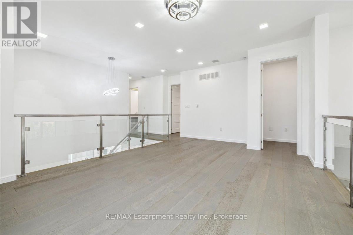 39 Sunrow Gate, Hamilton, Ontario  L8E 5C2 - Photo 32 - X12321534