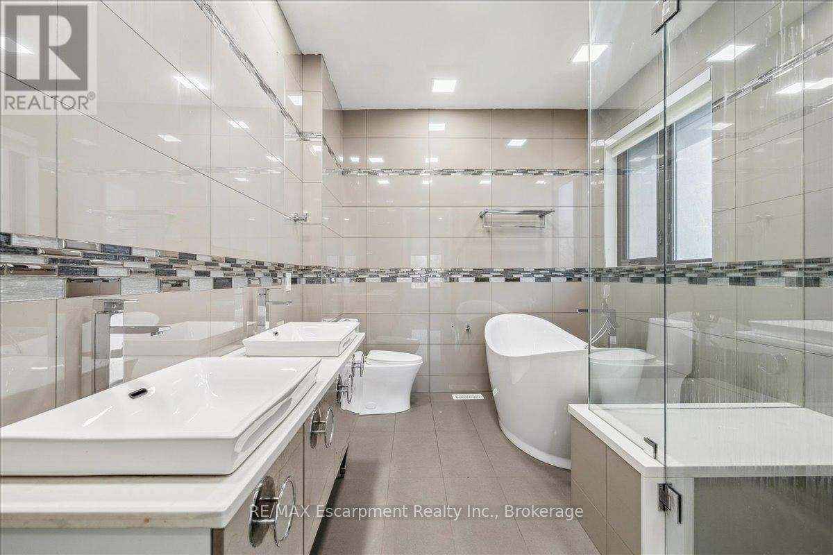 39 Sunrow Gate, Hamilton, Ontario  L8E 5C2 - Photo 36 - X12321534