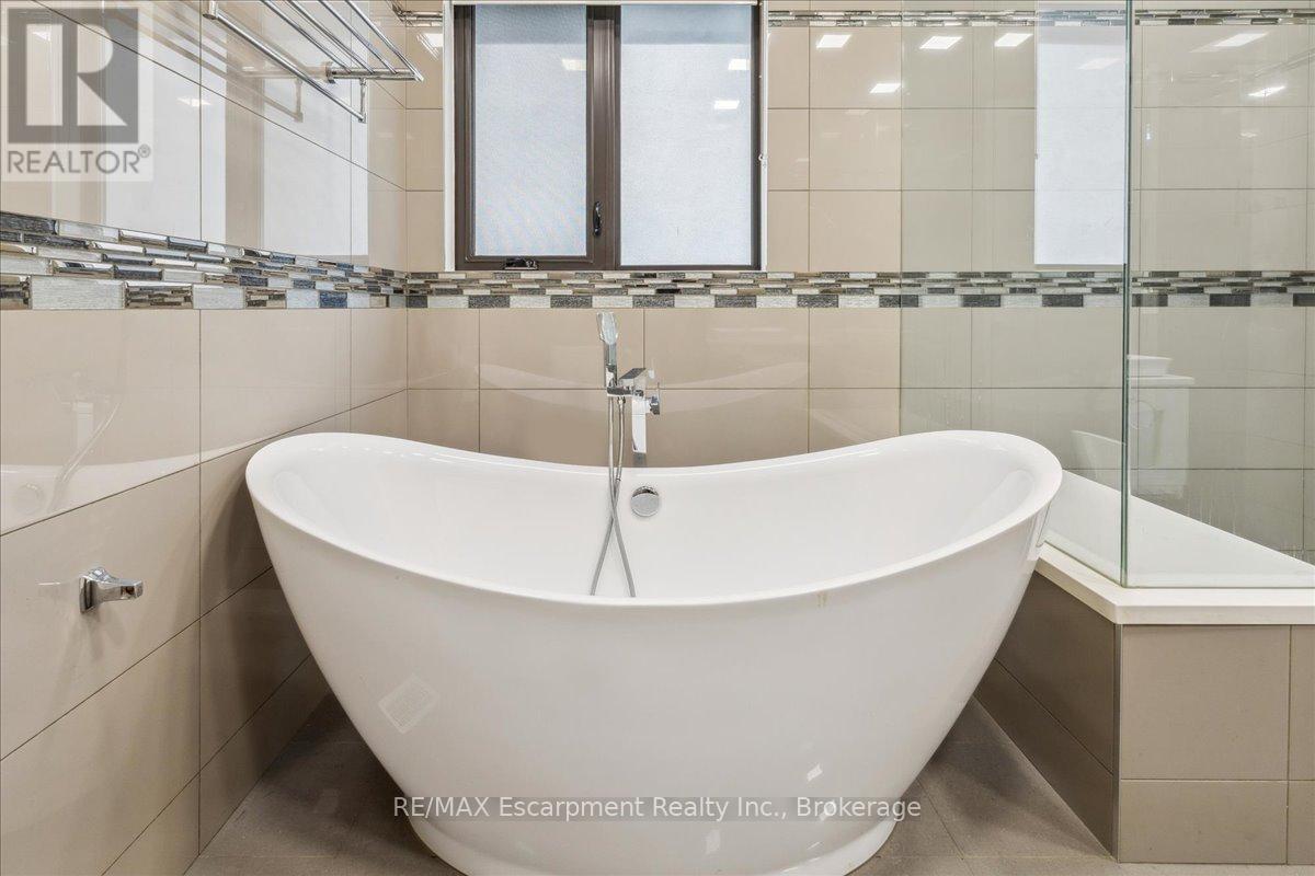 39 Sunrow Gate, Hamilton, Ontario  L8E 5C2 - Photo 38 - X12321534