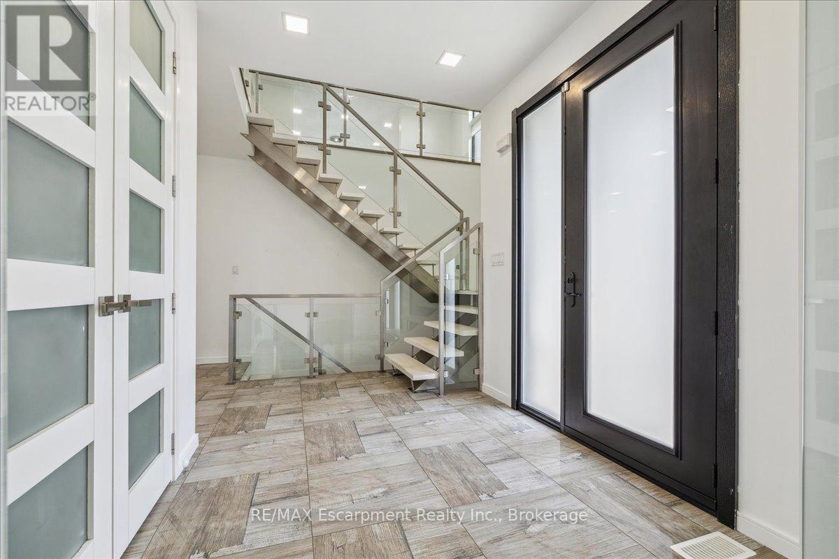 39 Sunrow Gate, Hamilton, Ontario  L8E 5C2 - Photo 7 - X12321534