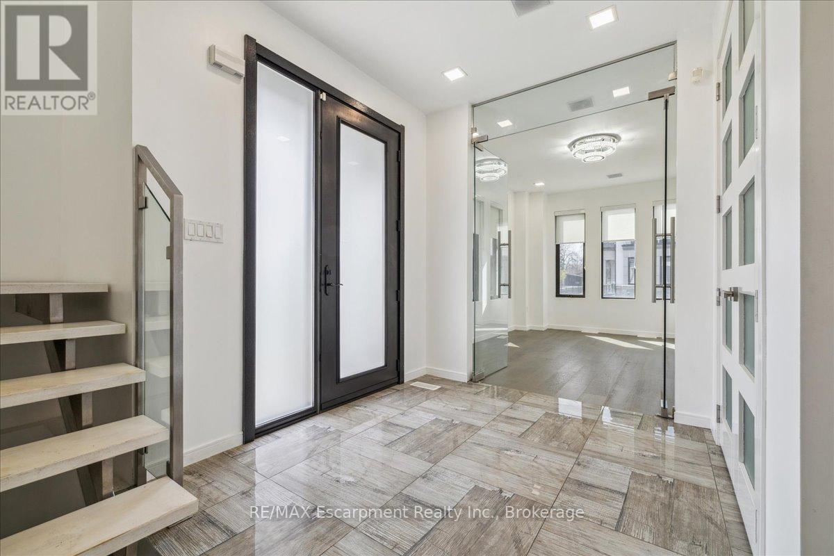 39 Sunrow Gate, Hamilton, Ontario  L8E 5C2 - Photo 8 - X12321534